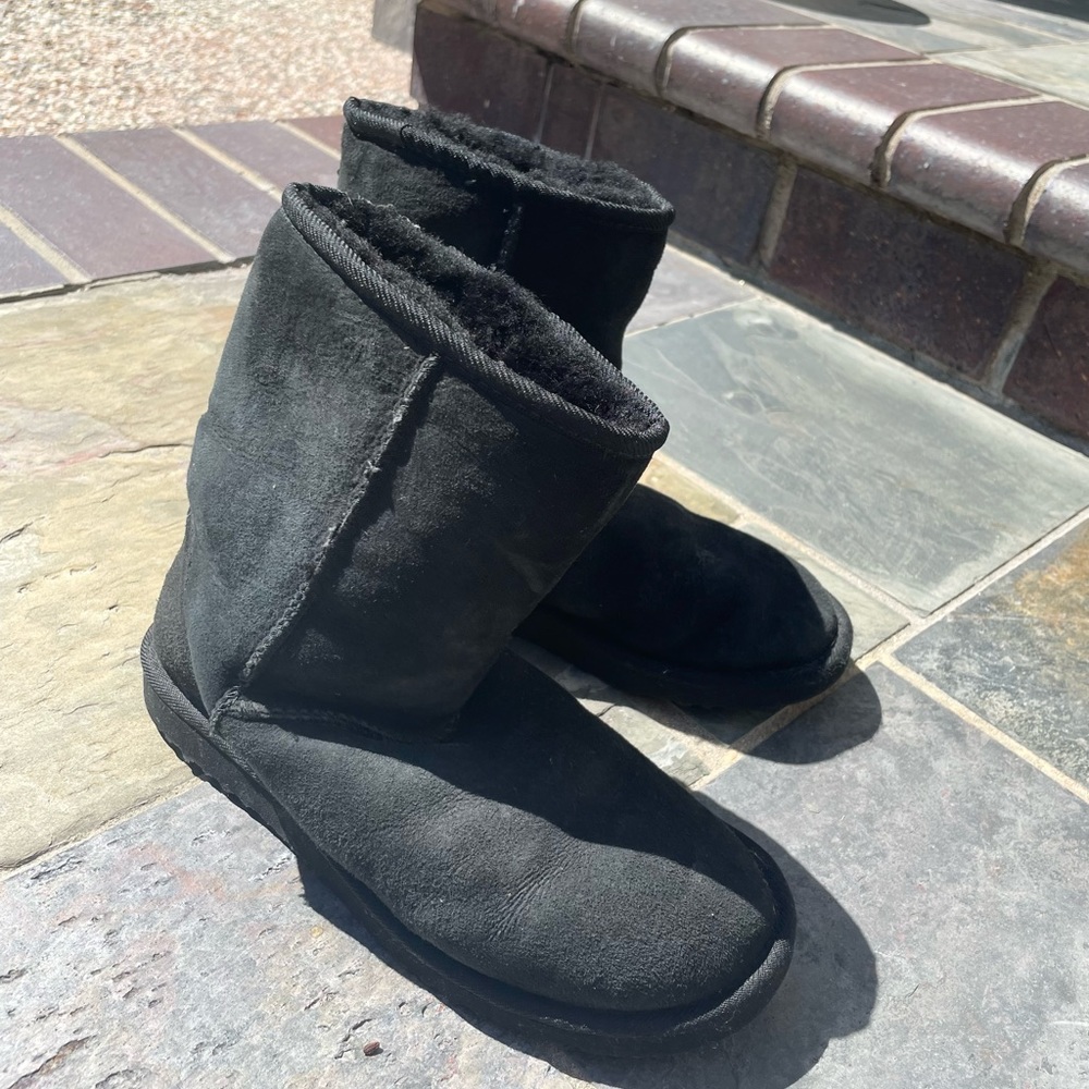 Ugg classic short in black: size Women’s 6!